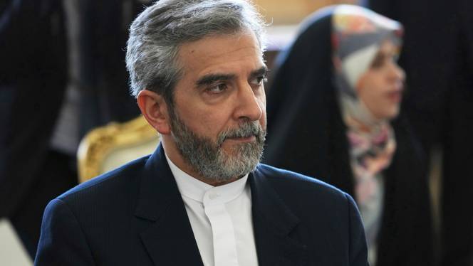 Negociatori kryesor bërthamor i Iranit Ali Bagheri Kani dëgjon ministrin e Jashtëm rus Sergey Lavrov gjatë një takimi në Teheran, 23 qershor 2022.