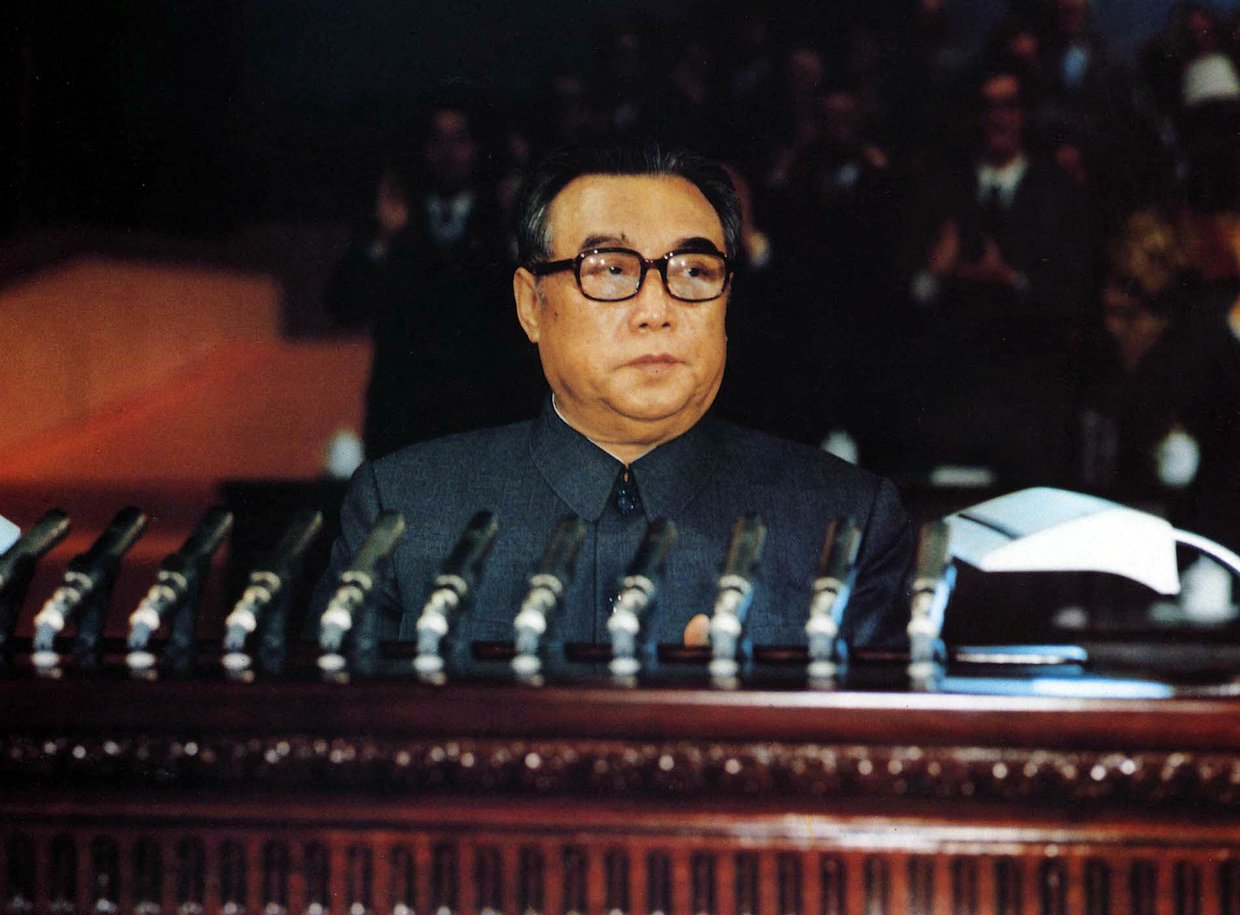 Kim Il-sung duke folur gjatë Kongresit të gjashtë të Partisë së Punëtorëve të Koresë (WPK) në Shtëpinë e Kulturës të 25 Prillit, e quajtur fillimisht "Shtëpia e Kulturës e 8 Shkurtit" në Phenian, midis 10 dhe 14 tetorit 1980 © AFP FOTO / KCNA nëpërmjet KNS