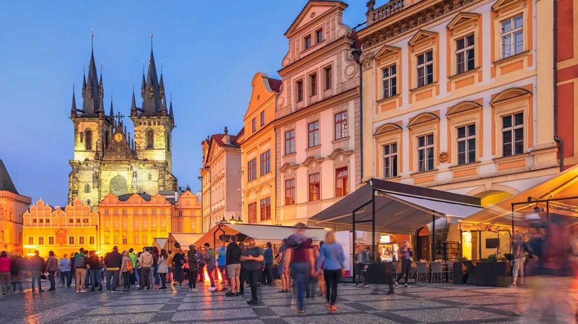 Praga ndalon vajtjet në lokal në mbrëmje për të frenuar turistët “e dehur”