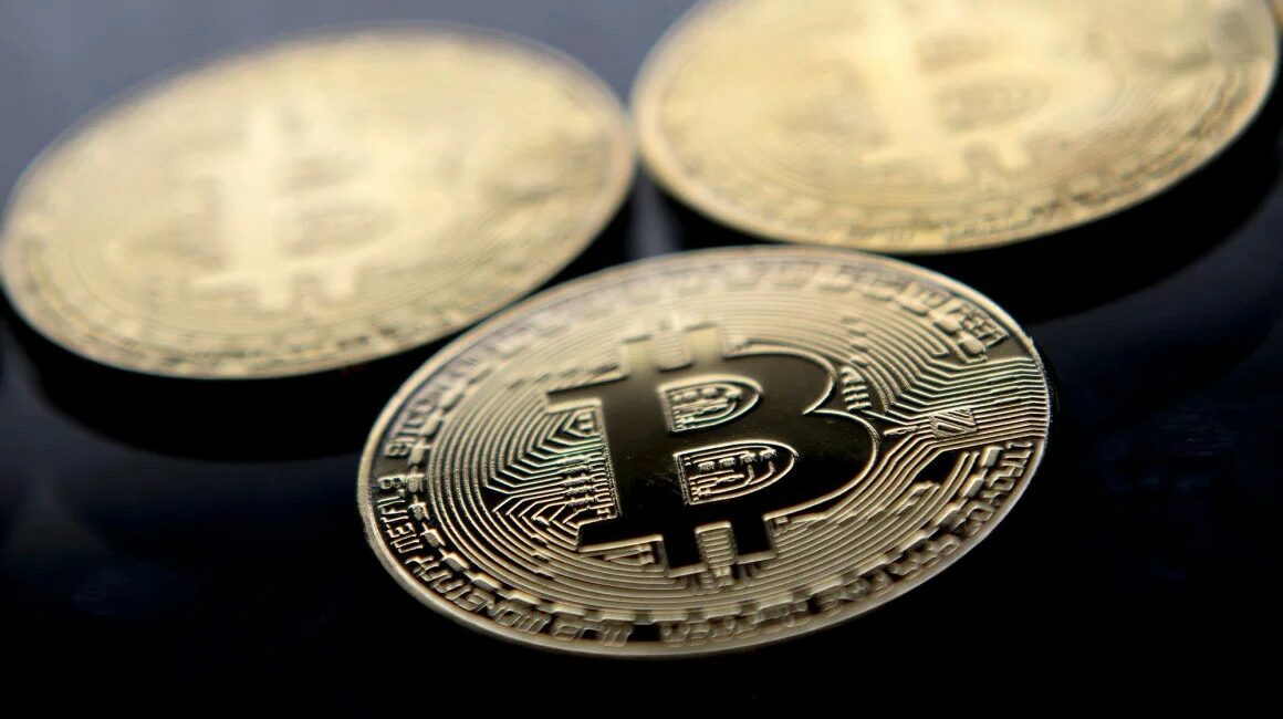 Bitcoin thyen çdo rekord, kap 94,000 dollarë