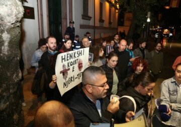 Qytetarët në Tiranë mbajnë protestë për masakrën në Shkodër