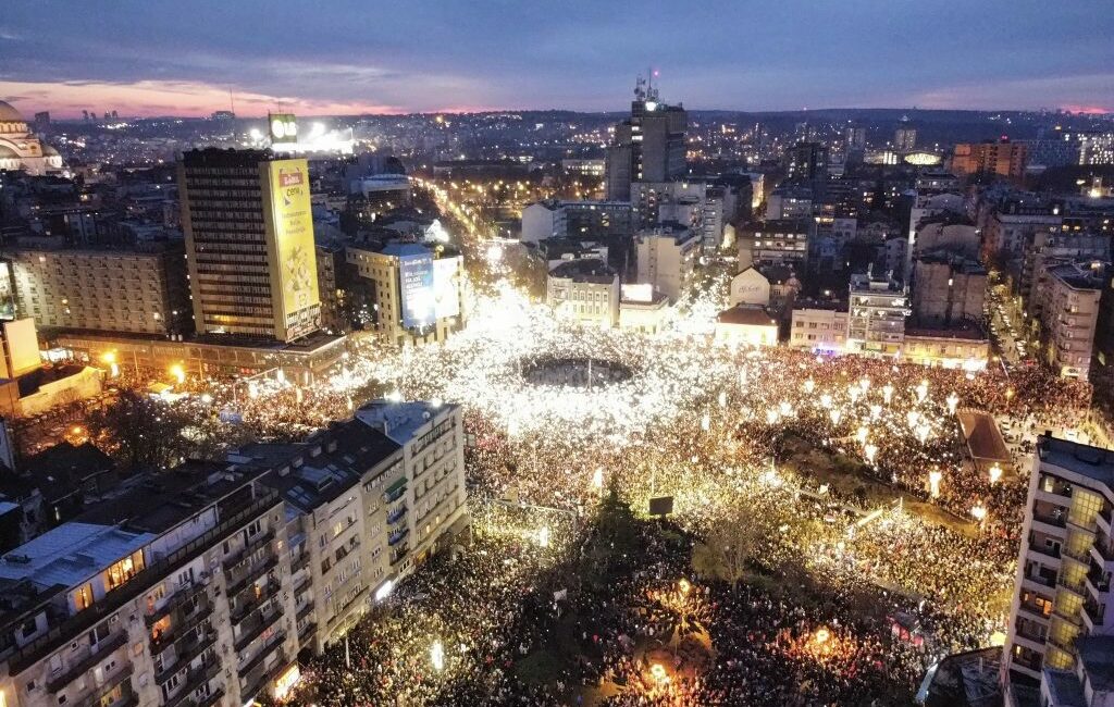 Protestat më të mëdha që nga rrëzimi i Millosheviçit më 5 tetor 2000, çfarë po ndodh në Serbi