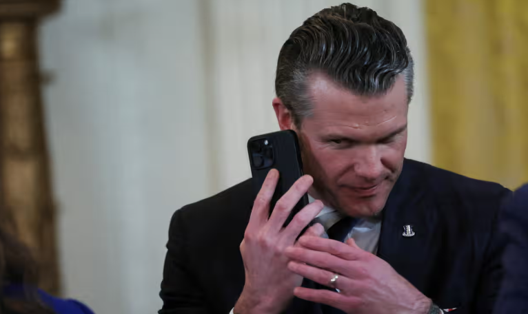 Pete Hegseth dyshohet se ka ndarë informacione për sulmet në Jemen edhe në një grup të dytë privat në Signal