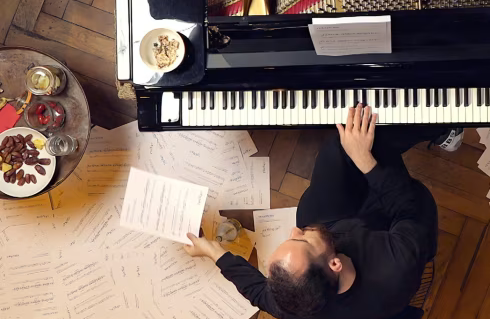 Misteri pas pjesës muzikore 16-orëshe që fut pianistët në ekstazë…ose i shtyn të qajnë
